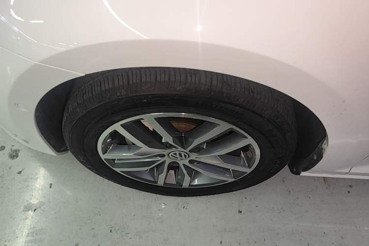 Used Volkswagen Golf 2017 230TSI Automatic Luxury Million-Vehicle Commemorative Edition Left Front Wheel Hub