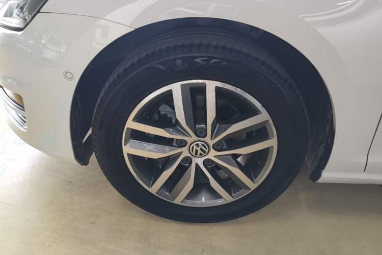 Used Volkswagen Golf 2017 230TSI Automatic Luxury Million-Vehicle Commemorative Edition Left Front Wheel Hub