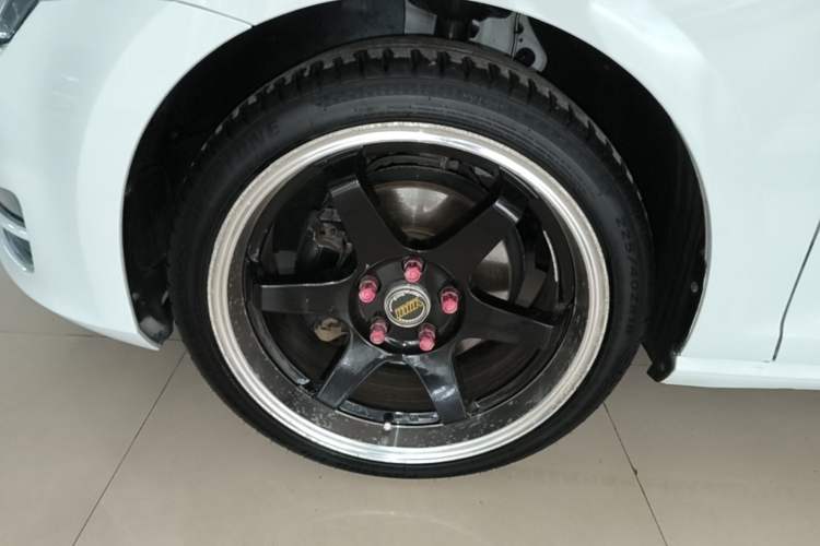 Used Volkswagen Golf 2017 1.6L Automatic Comfort Million-Vehicle Anniversary Edition Left Front Wheel Hub