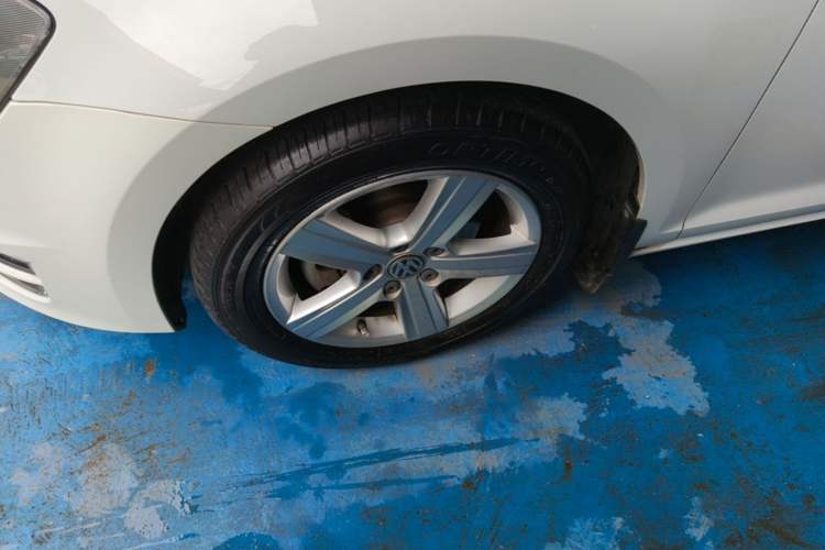 Used Volkswagen Golf 2017 1.6L Automatic Comfort Million-Vehicle Anniversary Edition Left Front Wheel Hub