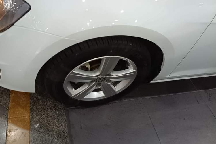 Used Volkswagen Golf 2017 1.6L Automatic Comfort Million-Vehicle Anniversary Edition Left Front Wheel Hub