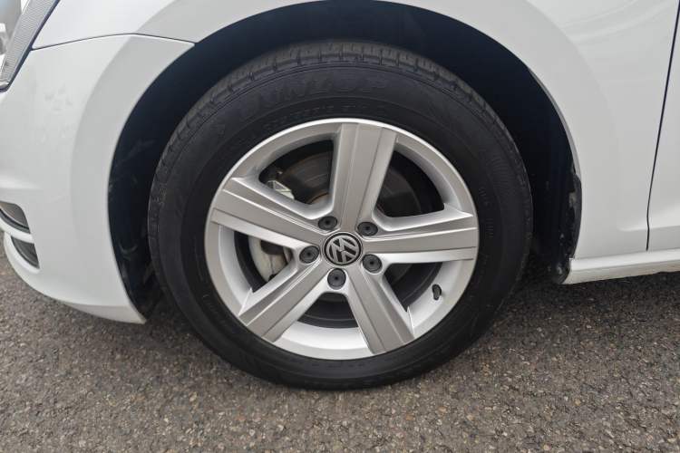 Used Volkswagen Golf 2017 1.6L Automatic Comfort Million-Vehicle Anniversary Edition Left Front Wheel Hub