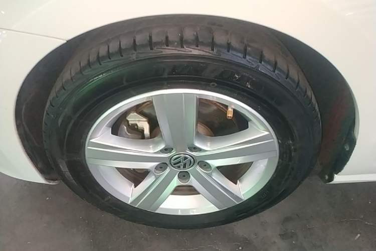 Used Volkswagen Golf 2017 230TSI Automatic Comfort Edition – Celebrating Milestone of One Million Units Left Front Wheel Hub