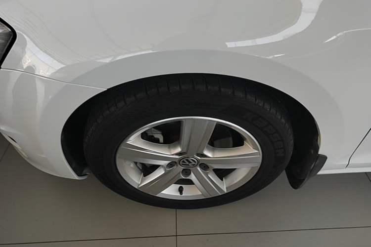 Used Volkswagen Golf 2017 1.6L Automatic Comfort Million-Vehicle Anniversary Edition Left Front Wheel Hub