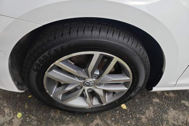 Used Volkswagen Golf 2017 230TSI Automatic Luxury Million-Vehicle Commemorative Edition Left Front Wheel Hub
