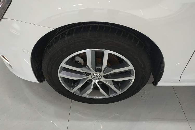 Used Volkswagen Golf 2017 230TSI Automatic Luxury Million-Vehicle Commemorative Edition Left Front Wheel Hub