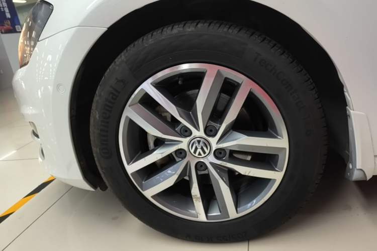Used Volkswagen Golf 2017 230TSI Automatic Luxury Million-Vehicle Commemorative Edition Left Front Wheel Hub