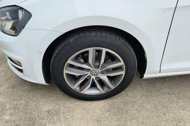 Used Volkswagen Golf 2017 230TSI Automatic Luxury Million-Vehicle Commemorative Edition Left Front Wheel Hub