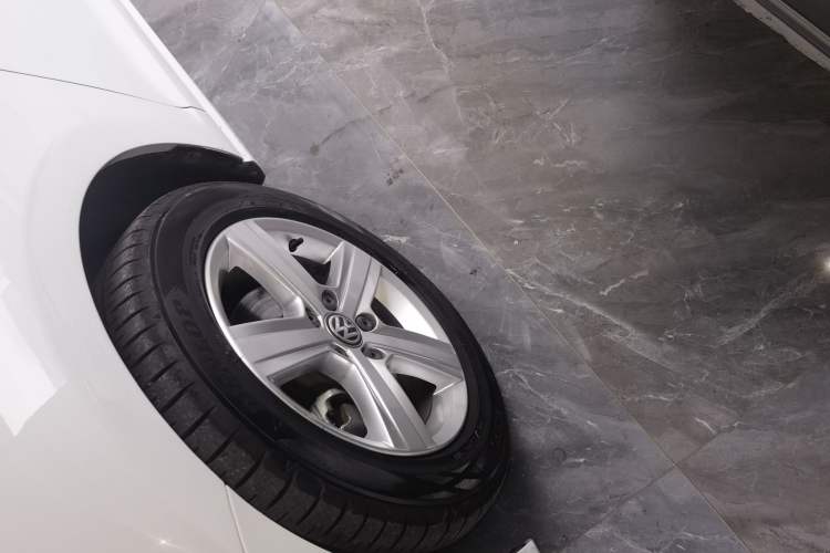 Used Volkswagen Golf 2017 230TSI Automatic Comfort Edition – Celebrating Milestone of One Million Units Left Front Wheel Hub