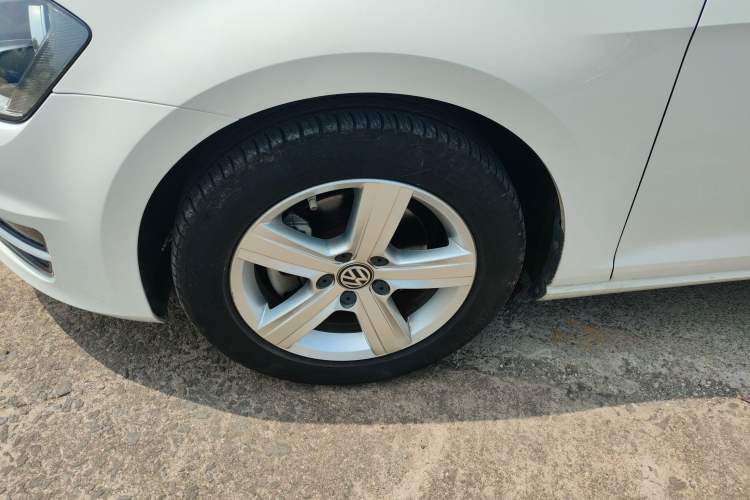 Used Volkswagen Golf 2017 230TSI Automatic Comfort Edition – Celebrating Milestone of One Million Units Left Front Wheel Hub