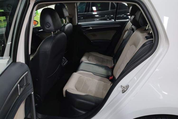 Used Volkswagen Golf 2017 230TSI Automatic Luxury Million-Vehicle Commemorative Edition Left Rear Seat