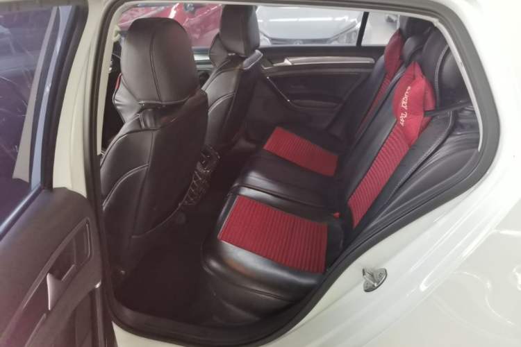 Used Volkswagen Golf 2017 1.6L Automatic Comfort Million-Vehicle Anniversary Edition Left Rear Seat