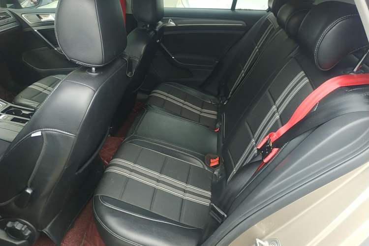 Used Volkswagen Golf 2017 1.6L Automatic Comfort Million-Vehicle Anniversary Edition Left Rear Seat