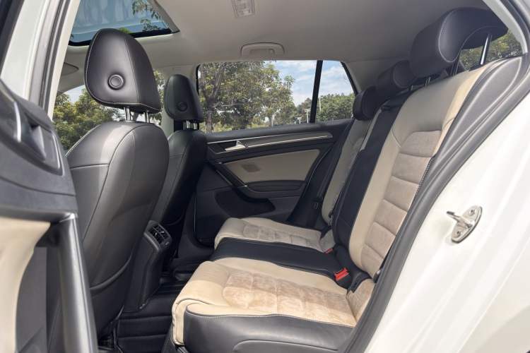 Used Volkswagen Golf 2017 230TSI Automatic Luxury Million-Vehicle Commemorative Edition Left Rear Seat