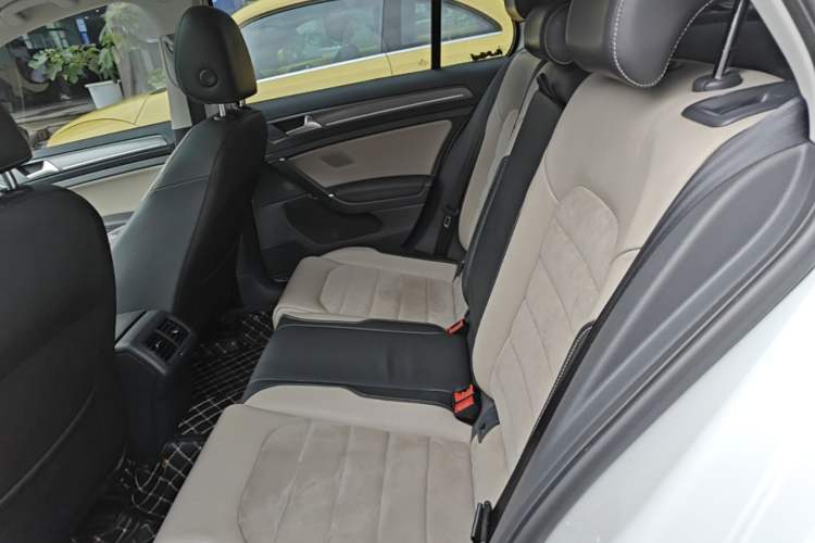 Used Volkswagen Golf 2017 230TSI Automatic Luxury Million-Vehicle Commemorative Edition Left Rear Seat