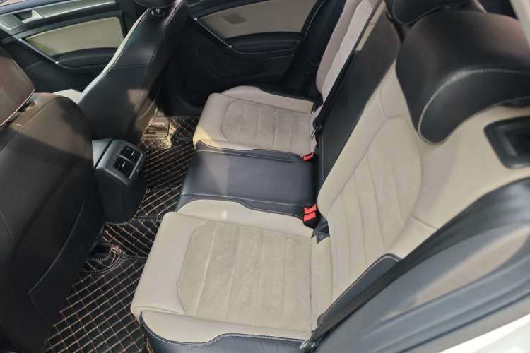 Used Volkswagen Golf 2017 230TSI Automatic Luxury Million-Vehicle Commemorative Edition Left Rear Seat
