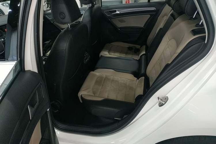 Used Volkswagen Golf 2017 230TSI Automatic Luxury Million-Vehicle Commemorative Edition Left Rear Seat