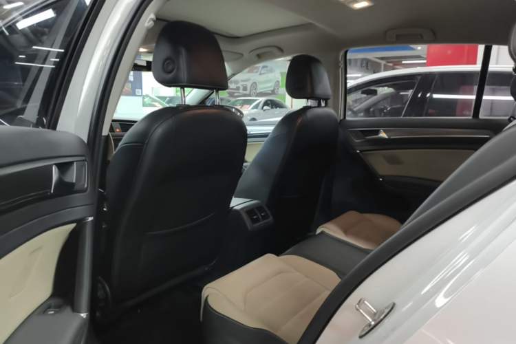 Used Volkswagen Golf 2017 230TSI Automatic Luxury Million-Vehicle Commemorative Edition Left Rear Seat