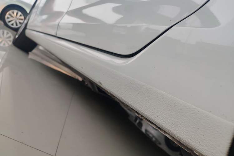 Used Volkswagen Golf 2017 230TSI Automatic Comfort Edition – Celebrating Milestone of One Million Units Left Side Sill