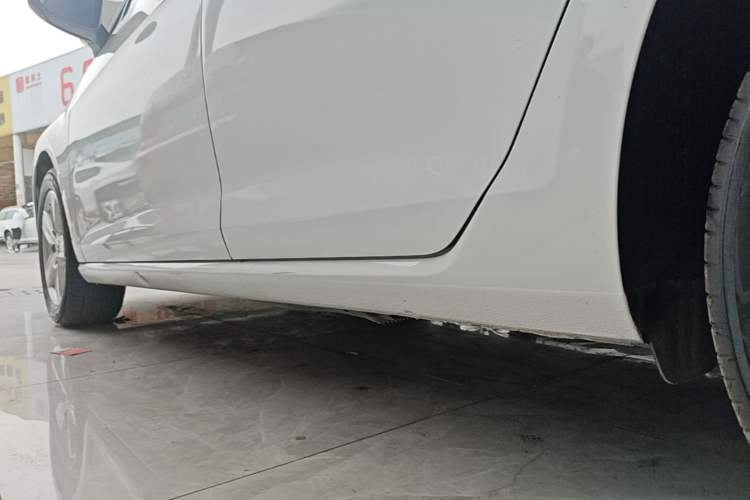Used Volkswagen Golf 2017 230TSI Automatic Comfort Edition – Celebrating Milestone of One Million Units Left Side Sill