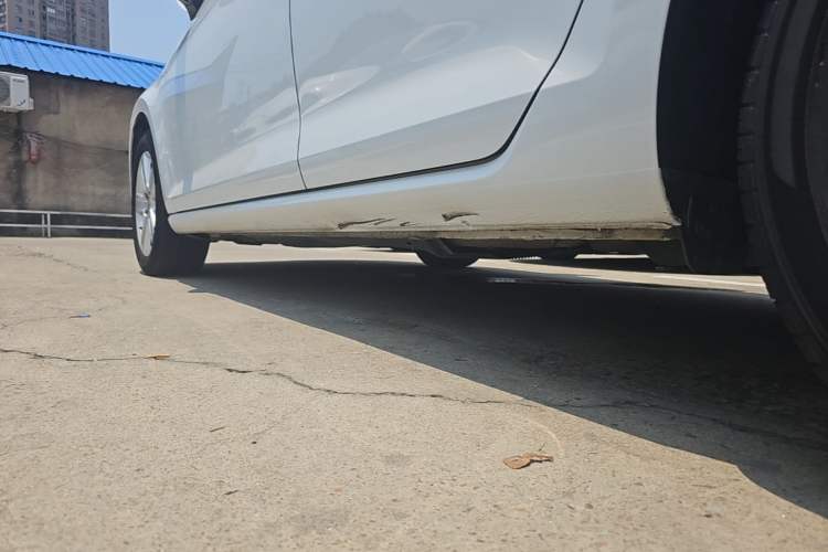 Used Volkswagen Golf 2017 230TSI Automatic Comfort Edition – Celebrating Milestone of One Million Units Left Side Sill