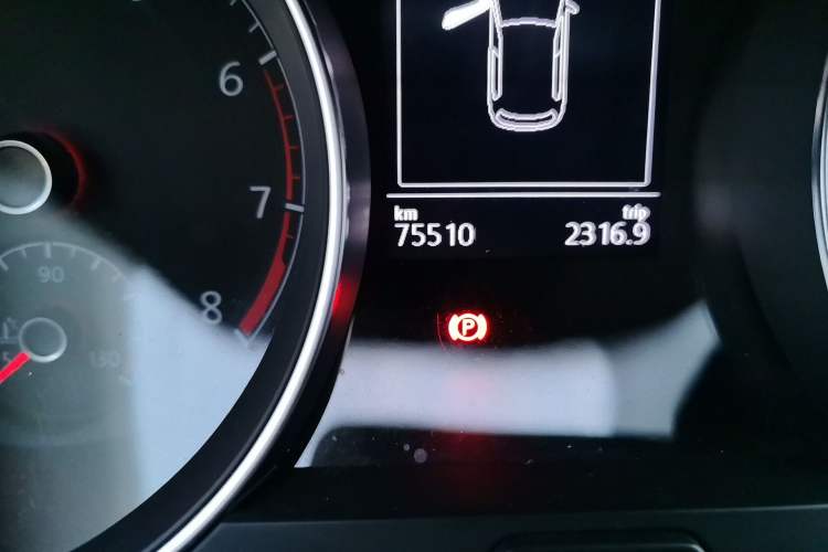 Used Volkswagen Golf 2017 1.6L Automatic Comfort Million-Vehicle Anniversary Edition Odometer Close Up