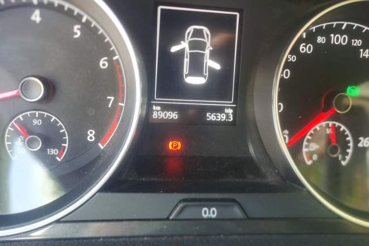 Used Volkswagen Golf 2017 1.6L Automatic Comfort Million-Vehicle Anniversary Edition Odometer Close Up
