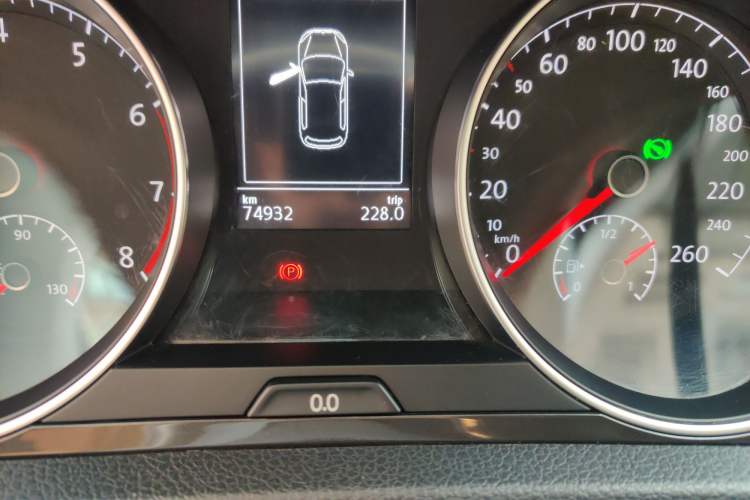 Used Volkswagen Golf 2017 1.6L Automatic Comfort Million-Vehicle Anniversary Edition Odometer Close Up