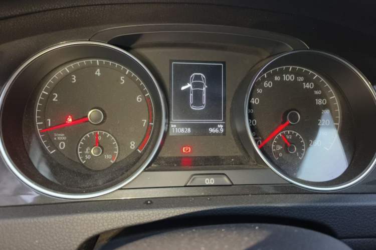 Used Volkswagen Golf 2017 1.6L Automatic Comfort Million-Vehicle Anniversary Edition Odometer Close Up