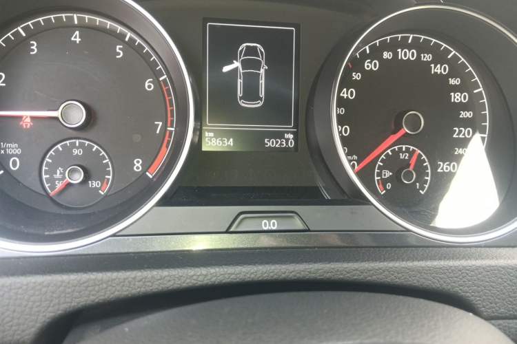 Used Volkswagen Golf 2017 230TSI Automatic Luxury Million-Vehicle Commemorative Edition Odometer Close Up