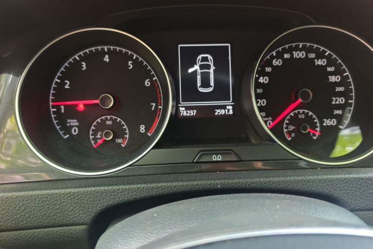 Used Volkswagen Golf 2017 1.6L Automatic Comfort Million-Vehicle Anniversary Edition Odometer Close Up