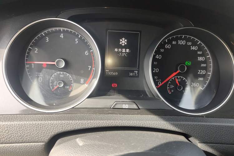 Used Volkswagen Golf 2017 230TSI Automatic Luxury Million-Vehicle Commemorative Edition Odometer Close Up