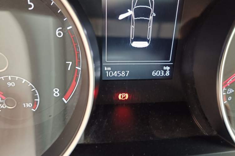 Used Volkswagen Golf 2017 1.6L Automatic Comfort Million-Vehicle Anniversary Edition Odometer Close Up