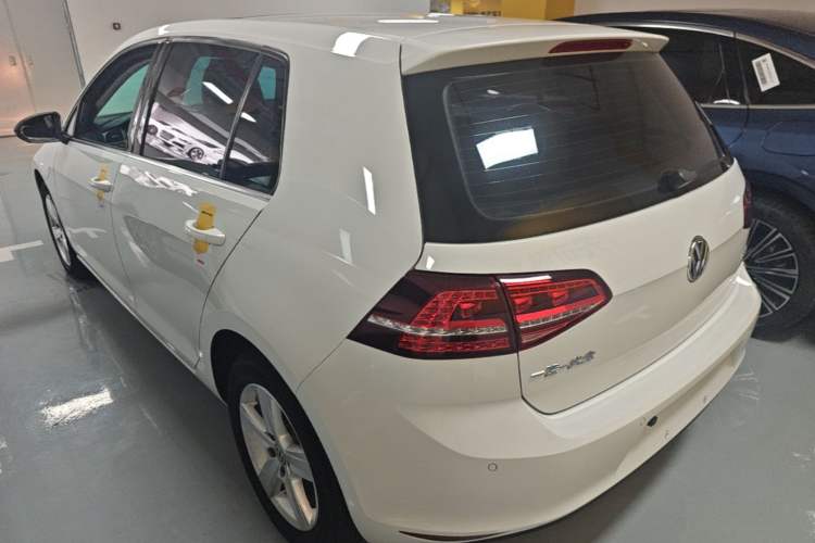 Used Volkswagen Golf 2017 1.6L Automatic Comfort Million-Vehicle Anniversary Edition Rear Left 45 Deg