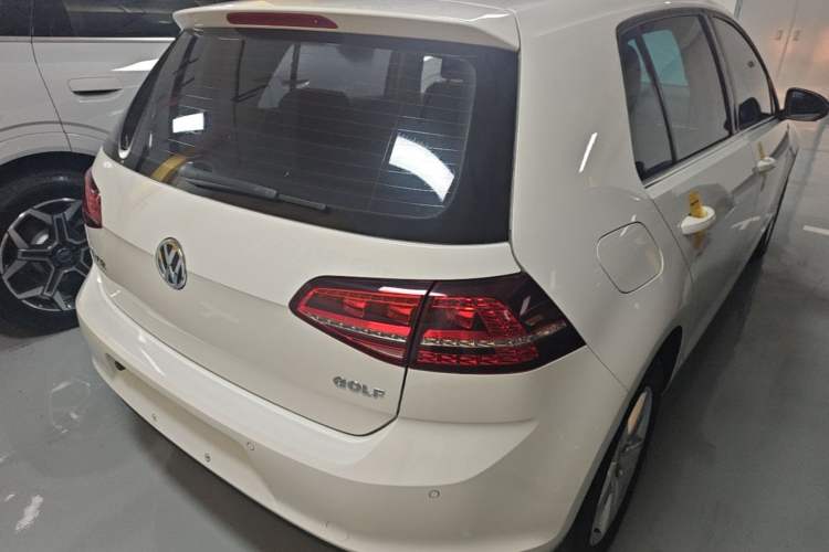 Used Volkswagen Golf 2017 1.6L Automatic Comfort Million-Vehicle Anniversary Edition Rear Right 45 Deg