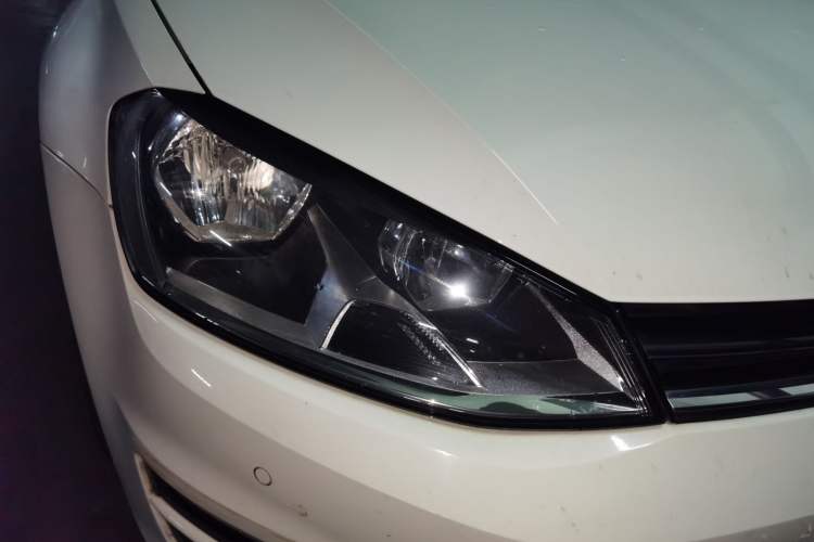 Used Volkswagen Golf 2017 230TSI Automatic Comfort Edition – Celebrating Milestone of One Million Units Right Front Headlight