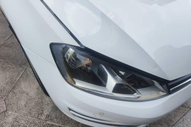 Used Volkswagen Golf 2017 230TSI Automatic Comfort Edition – Celebrating Milestone of One Million Units Right Front Headlight