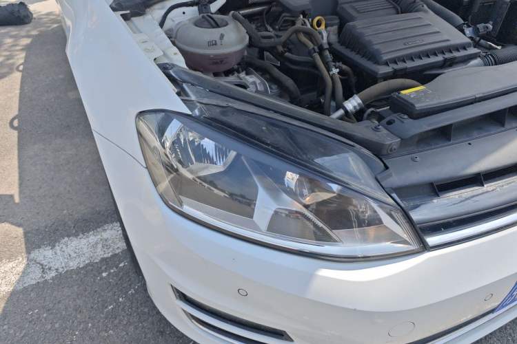 Used Volkswagen Golf 2017 230TSI Automatic Comfort Edition – Celebrating Milestone of One Million Units Right Front Headlight