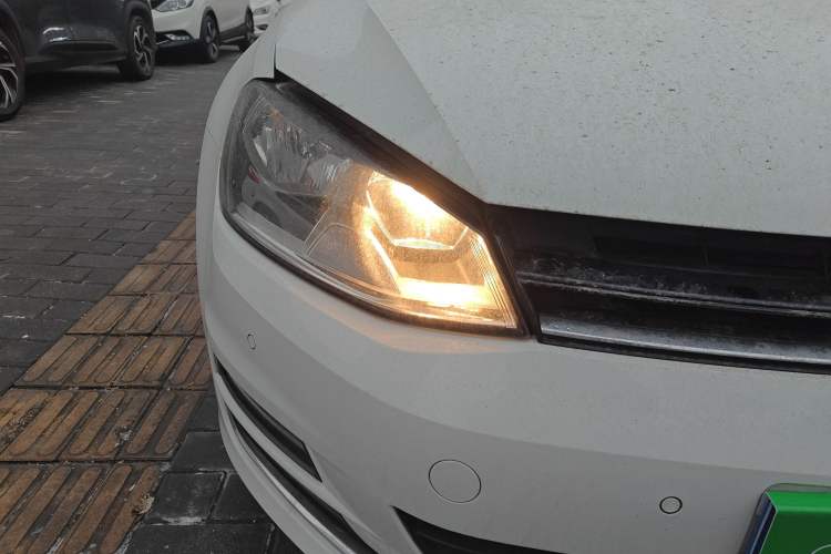 Used Volkswagen Golf 2017 1.6L Automatic Comfort Million-Vehicle Anniversary Edition Right Front Headlight