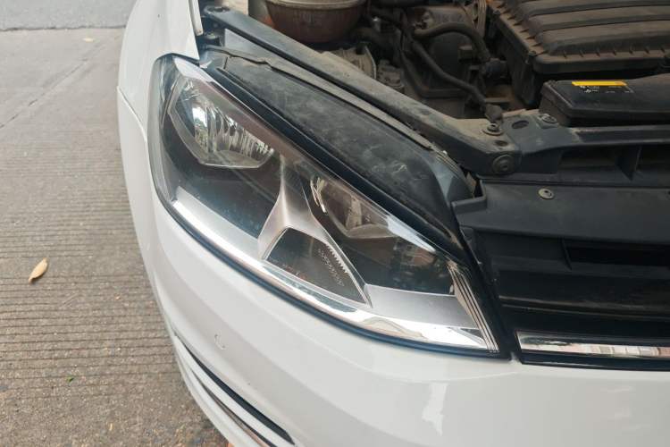 Used Volkswagen Golf 2017 1.6L Automatic Comfort Million-Vehicle Anniversary Edition Right Front Headlight