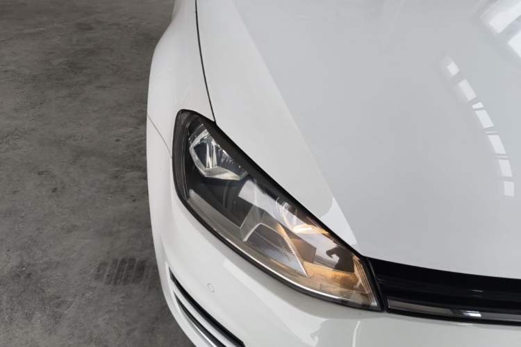 Used Volkswagen Golf 2017 230TSI Automatic Comfort Edition – Celebrating Milestone of One Million Units Right Front Headlight