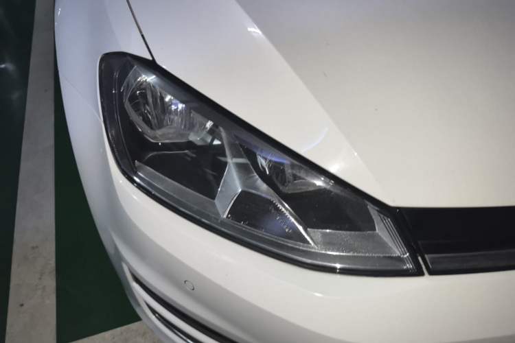 Used Volkswagen Golf 2017 230TSI Automatic Comfort Edition – Celebrating Milestone of One Million Units Right Front Headlight