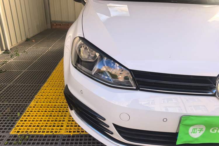 Used Volkswagen Golf 2017 230TSI Manual Comfort Edition – Celebrating Milestone of One Million Units Right Front Headlight
