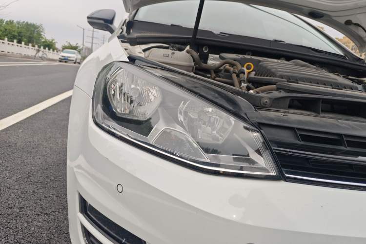 Used Volkswagen Golf 2017 230TSI Automatic Comfort Edition – Celebrating Milestone of One Million Units Right Front Headlight