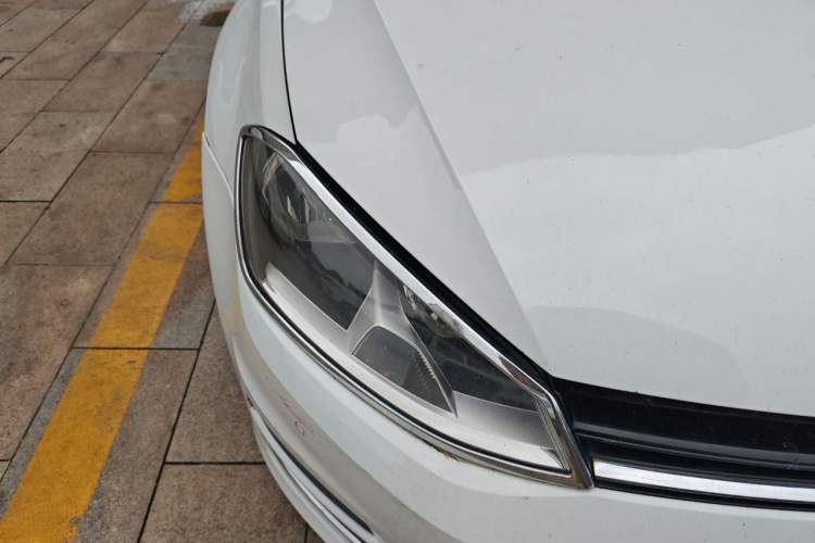 Used Volkswagen Golf 2017 230TSI Automatic Comfort Edition – Celebrating Milestone of One Million Units Right Front Headlight