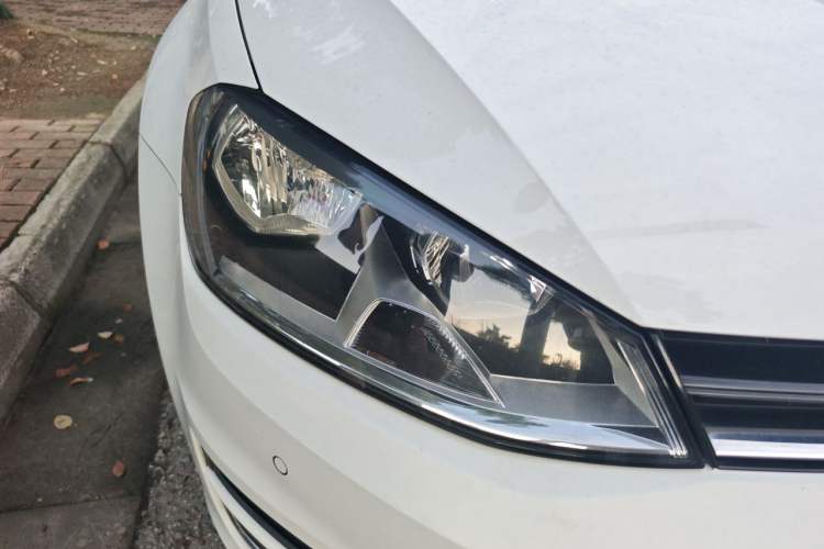Used Volkswagen Golf 2017 1.6L Automatic Comfort Million-Vehicle Anniversary Edition Right Front Headlight