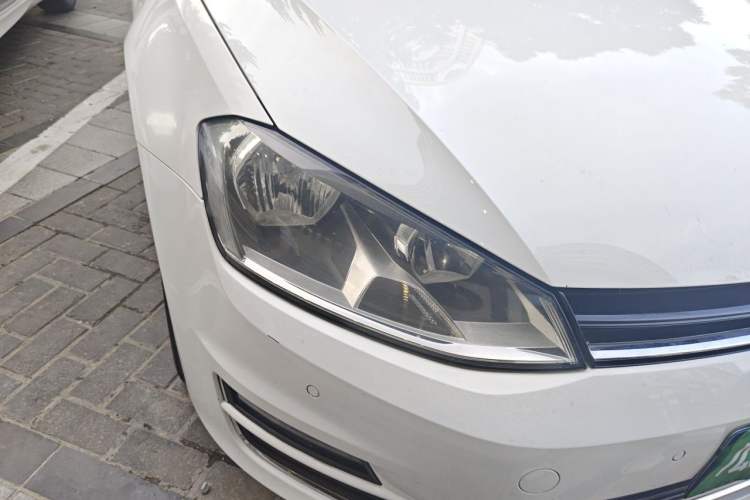 Used Volkswagen Golf 2017 230TSI Automatic Comfort Edition – Celebrating Milestone of One Million Units Right Front Headlight