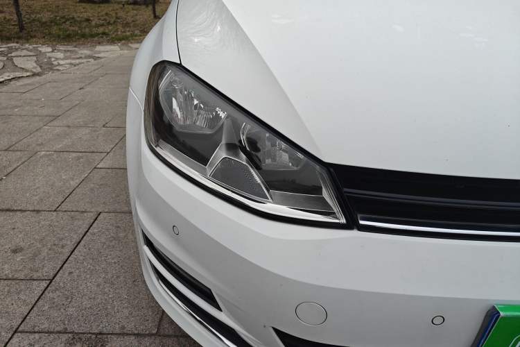 Used Volkswagen Golf 2017 230TSI Automatic Comfort Edition – Celebrating Milestone of One Million Units Right Front Headlight