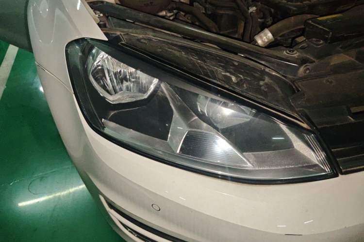 Used Volkswagen Golf 2017 230TSI Automatic Comfort Edition – Celebrating Milestone of One Million Units Right Front Headlight