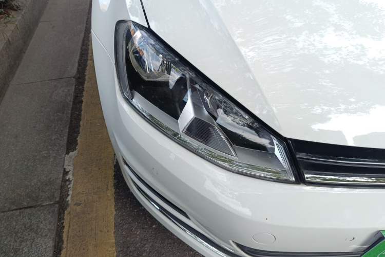 Used Volkswagen Golf 2017 230TSI Automatic Comfort Edition – Celebrating Milestone of One Million Units Right Front Headlight